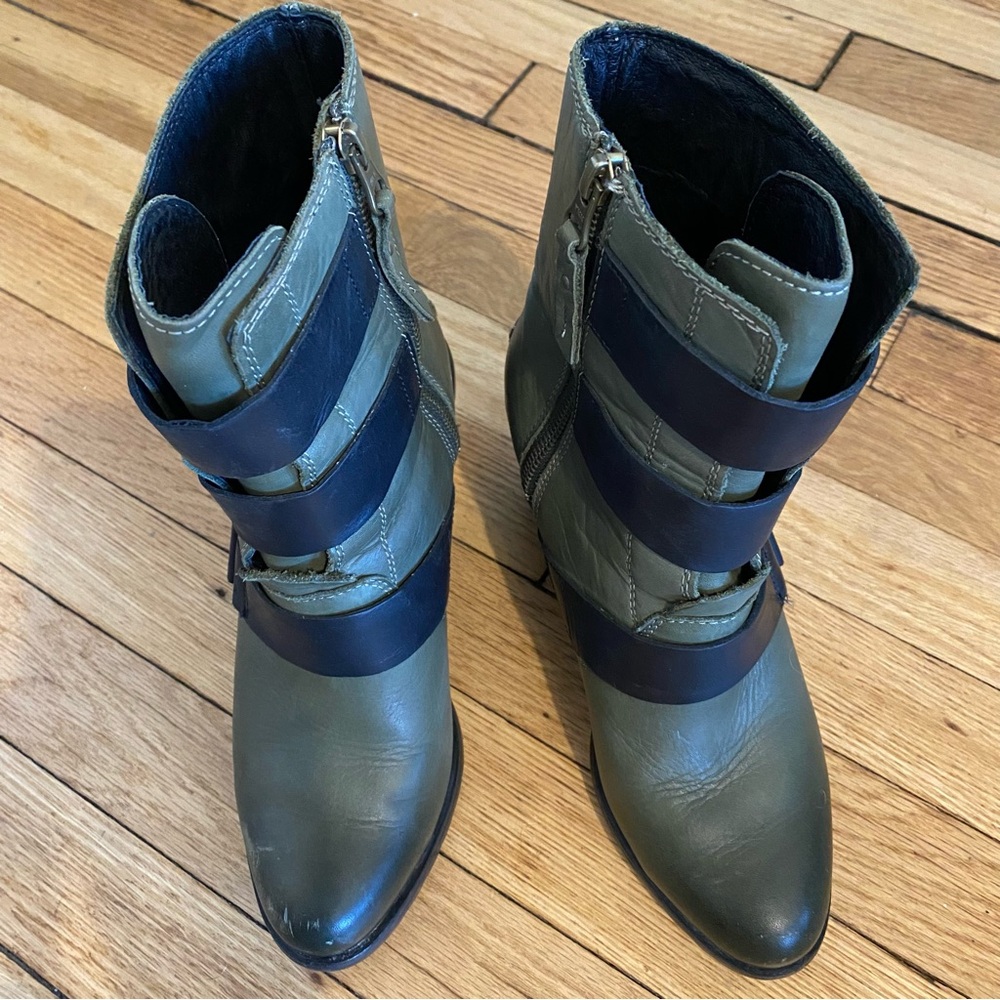 Sorel Olive and Black Women's Boots